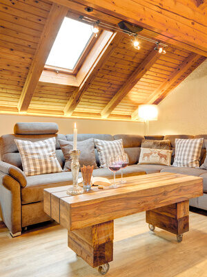 Moderne Couch im Wohnzimmer im Chalet-Stil in der Ferienwohnung Arber in Bodenmais
