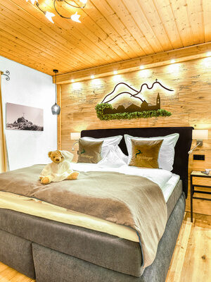Modern eingerichtetes Schlafzimmer mit Boxspringbett in der Ferienwohnung Hochzell in Bodenmais
