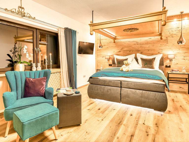 Schlafzimmer mit Himmelbett in der Ferienwohnung Enzian in Bodenmais