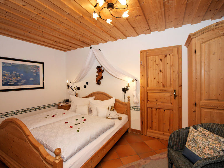 Ferienwohnung Harlachberg  -  Bayerisches Schlafzimmer mit Himmelbett