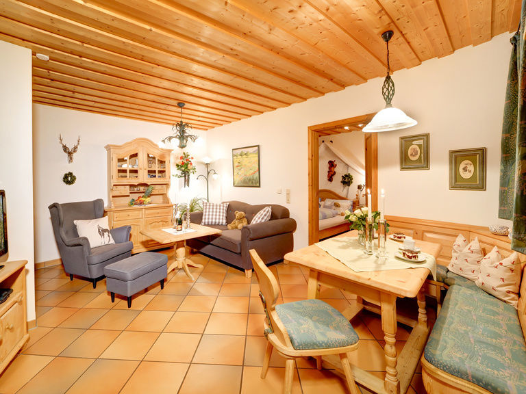 Ferienwohnung Harlachberg  -  Wohnraum mit gemütlicher Eckbank