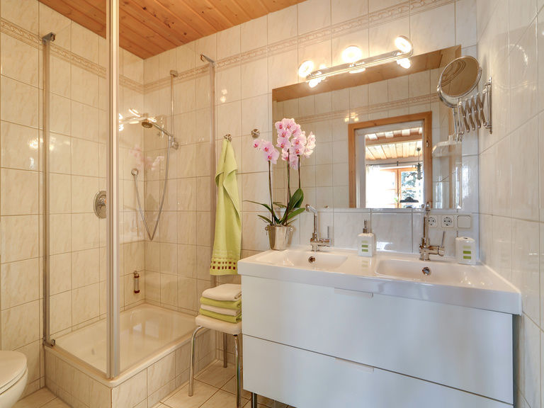 Ferienwohnung Riederin  -  Badezimmer mit Dusche/WC