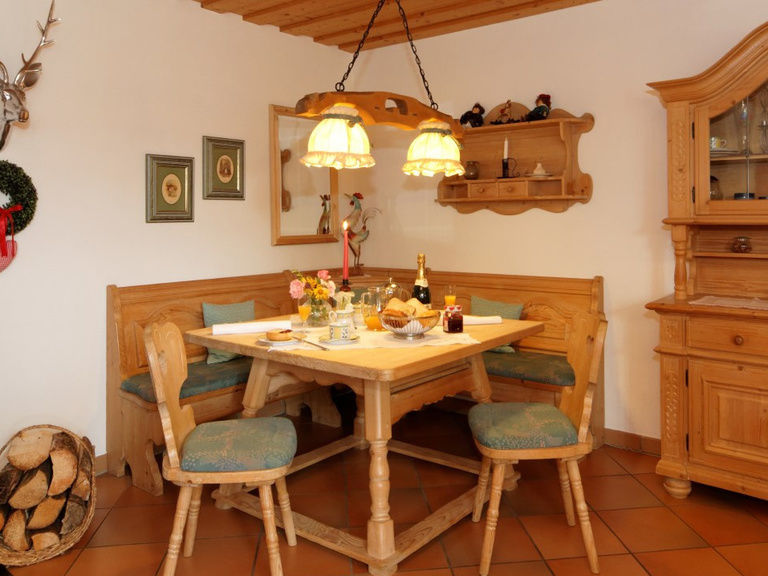 Ferienwohnung Riederin  -  Gemütlich eingerichtet mit Kaminofen und bayerischer Eckbank