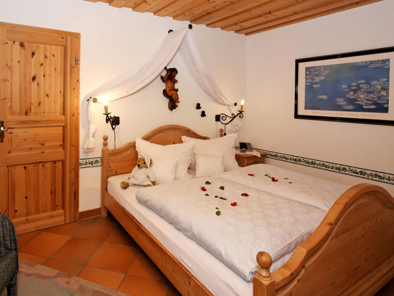 Ferienwohnung Riederin  -  Separates Schlafzimmer mit Himmelbett