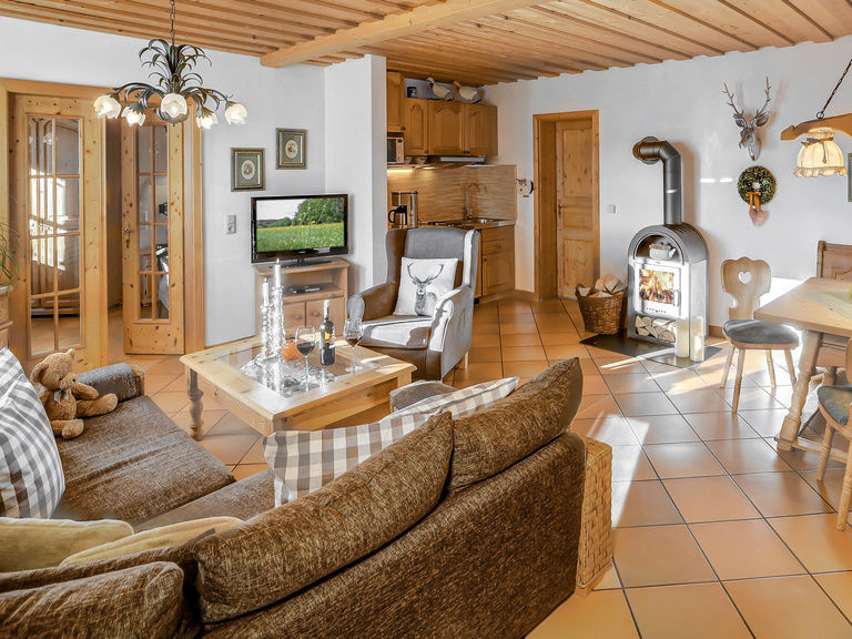 Ferienwohnung Riederin - Wohnzimmer mit Kaminofen