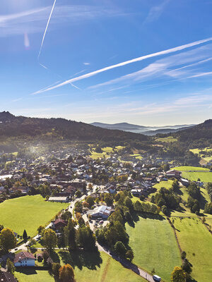 Panorama von Bodenmais mit Silberberg im Frühling