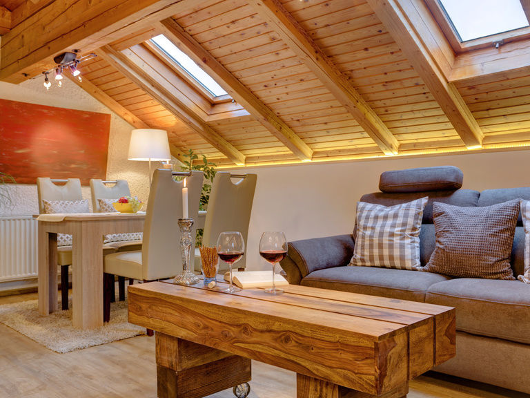 Hochwertige Ausstattung im Wohnzimmer und im Essbereich in der Ferienwohnung Arber in Bodenmais