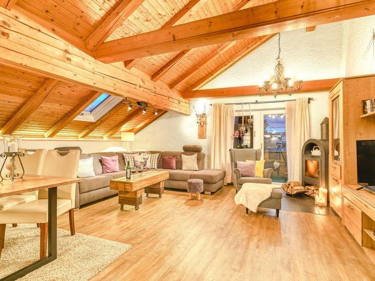 Großes Wohnzimmer mit Kamin in der Ferienwohnung Arber in Bodenmais