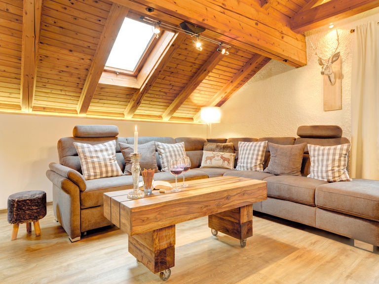Moderne Couch im Wohnzimmer im Chalet-Stil in der Ferienwohnung Arber in Bodenmais