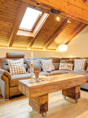 Moderne Couch im Wohnzimmer im Chalet-Stil in der Ferienwohnung Arber in Bodenmais