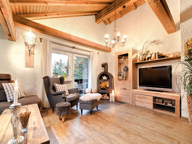 Moderner Wohnraum mit Kamin in der Ferienwohnung Arber in Bodenmais