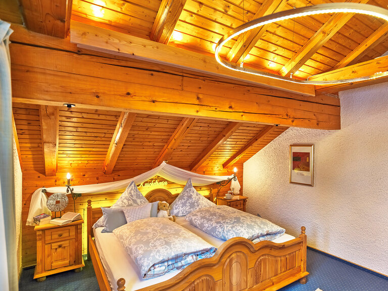 Modernes Schlafzimmer im bayerischen Landhausstil in der Ferienwohnung Arber in Bodenmais