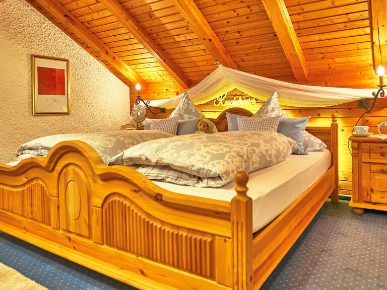 Schlafzimmer mit Himmelbett in der Ferienwohnung Arber in Bodenmais