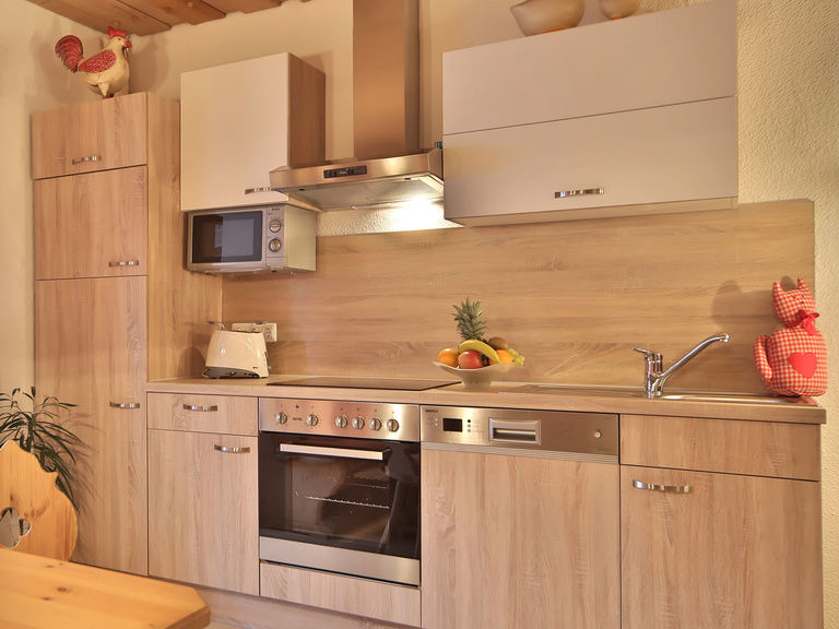 Wohnküche mit moderner Küchenzeile in der Ferienwohnung Arbersee in Bodenmais