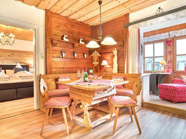 Blick in die Wohnküche und das Schlafzimmer der Ferienwohnung Arbersee in Bodenmais