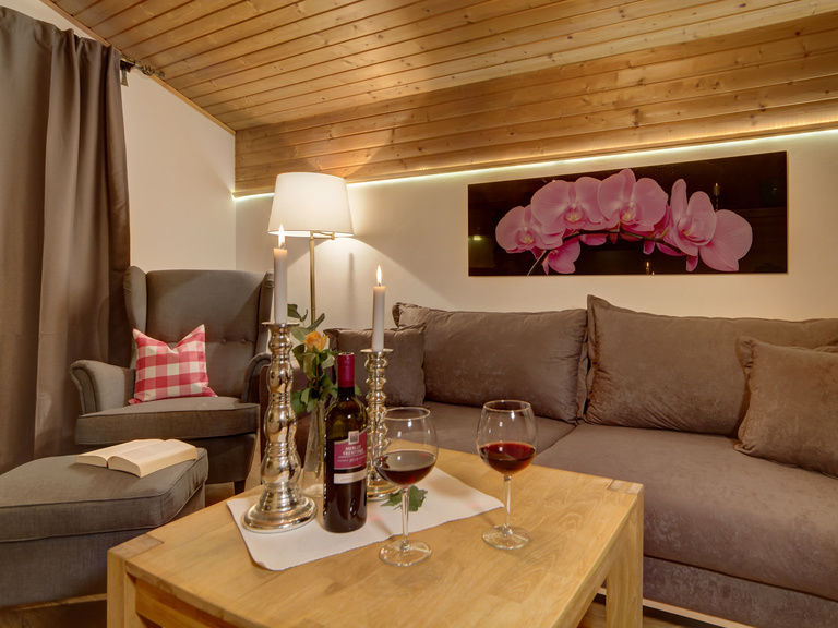 Gemütliches Wohnzimmer mit Ohrenbackensessel in der Ferienwohnung Hirschenstein in Bodenmais
