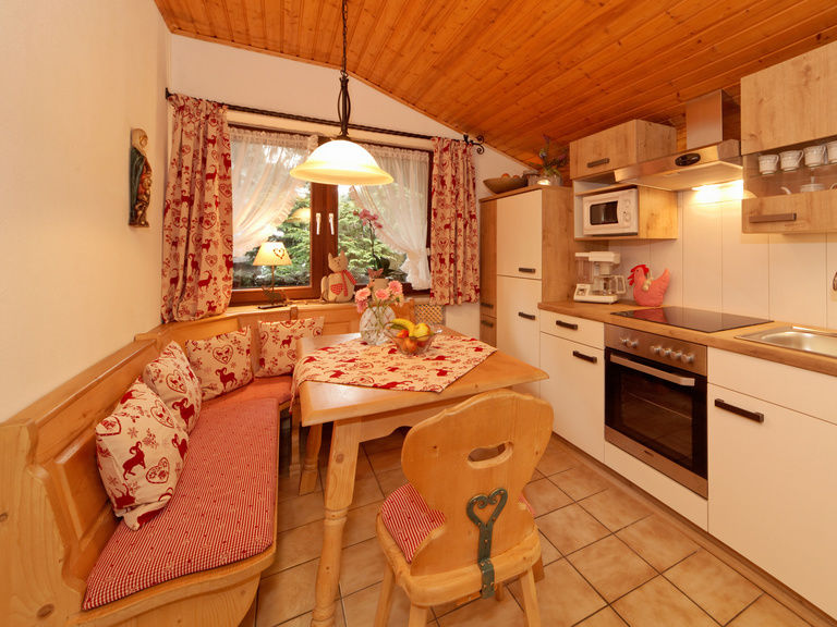 Wohnküche mit Eckbank im bayerischen Landhausstil in der Ferienwohnung Hirschenstein