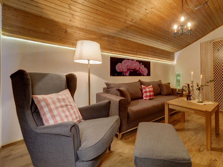 Wohnzimmer mit Ohrenbacken-Sessel in der Ferienwohnung Hirschenstein in Bodenmais