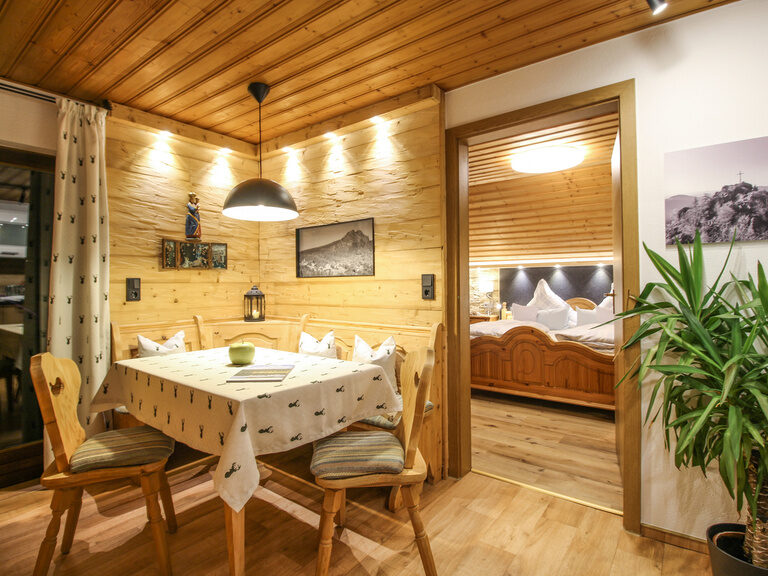 Ferienwohnung-Silberberg-Chalet-Stil-gemütliche-Eckbank-Altholz-modern