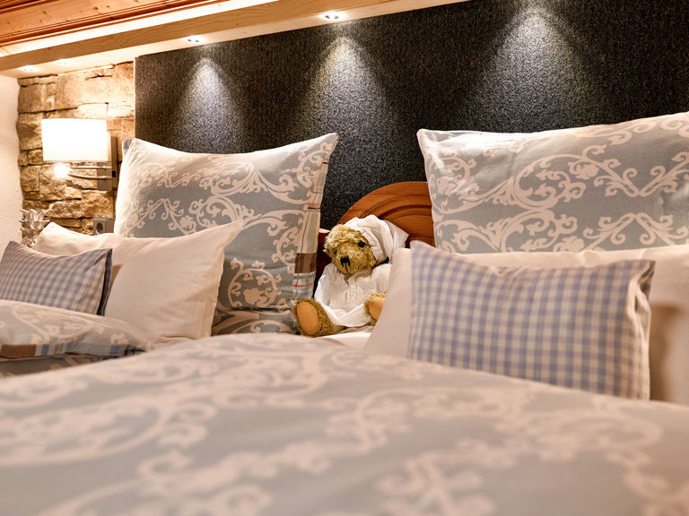 Detail von Schlafzimmer im Chalet-Stil bei Ferienwohnungen Kirchberger in Bodenmais