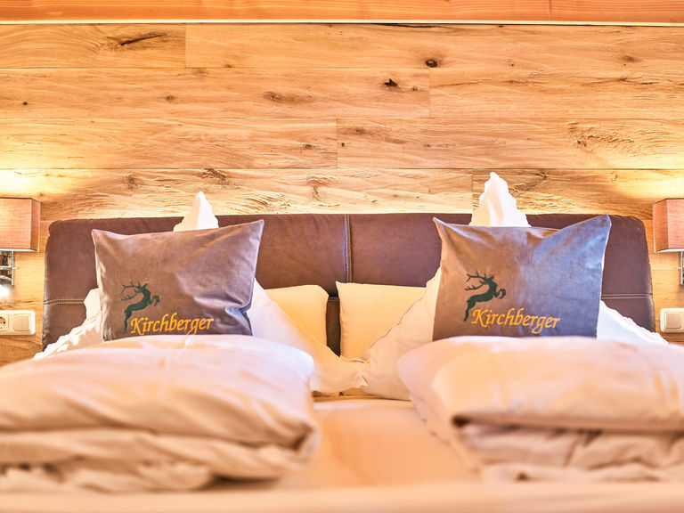 Detail Ferienwohnungen Kirchberger in Bodenmais Schlarzimmer mit Boxspringbett