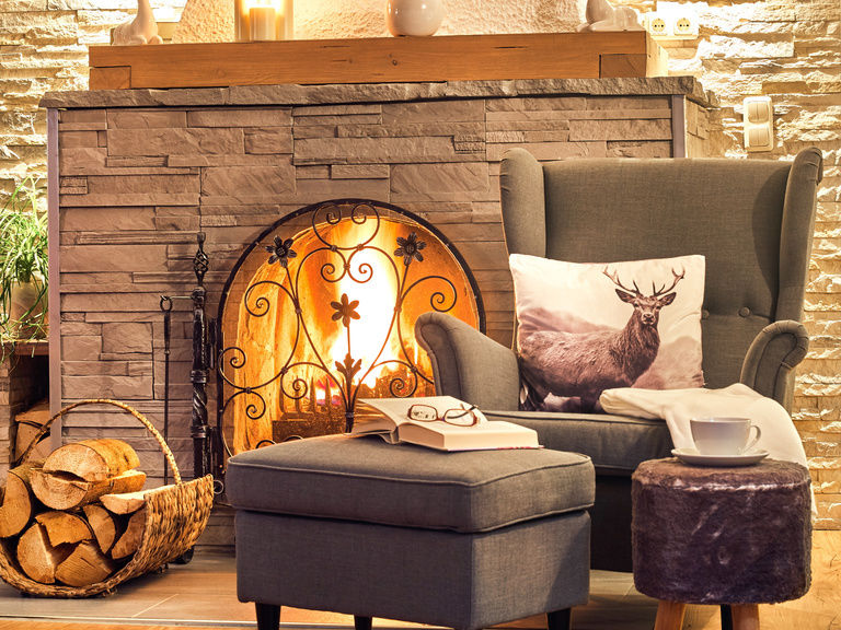 Gemütlicher offener Kamin in der Ferienwohnung Enzian in Bodenmais