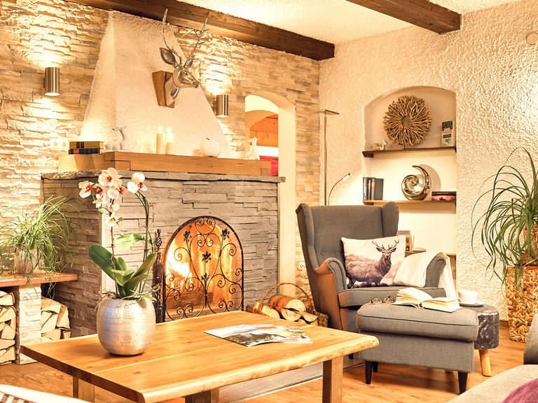 Detailansicht vom offenen Kamin in der Ferienwohnung Enzian in Bodenmais