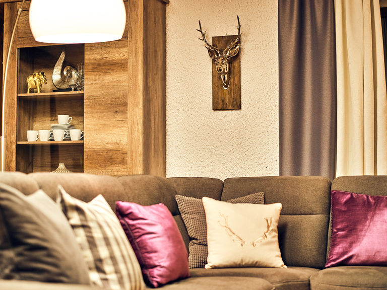 Edel eingerichtetes Wohnzimmer in der Ferienwohnung Enzian in Bodenmais