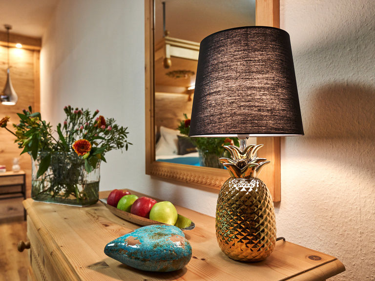 Detail vom Schlafzimmer mit Spiegelkommode in der Ferienwohnung Enzian in Bodenmais