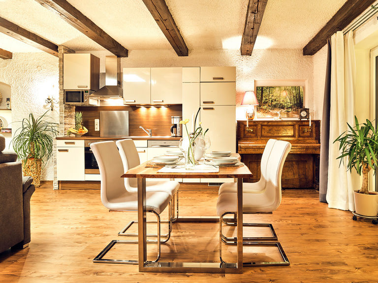 Essbereich mit moderner Küchenzeile in der Ferienwohnung Enzian in Bodenmais