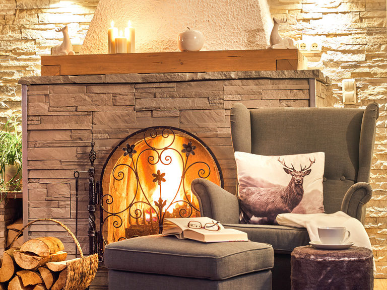 Wohnzimmer mit Offenem Kamin in der Ferienwohnung Enzian in Bodenmais