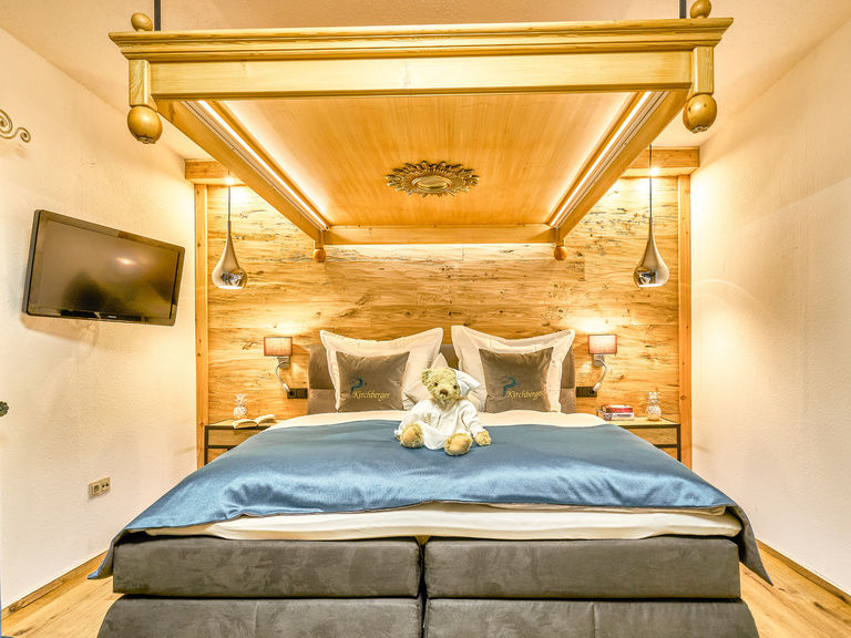 Himmelbett im Schlafzimmer der Ferienwohnung Enzian