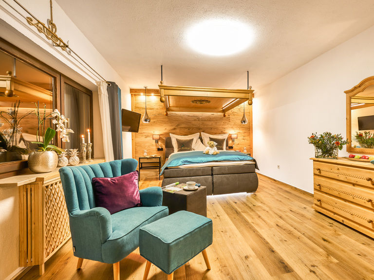 Hochwertiges Boxspringbett im Schlafzimmer in der Ferienwohnung Enzian