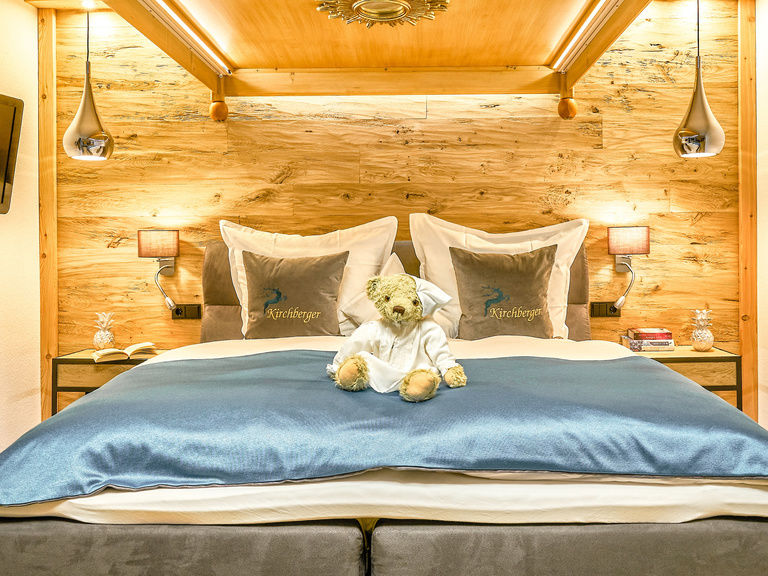 Himmelbett im Schlafzimmer in der Luxus-Ferienwohnung Enzian in Bodenmais