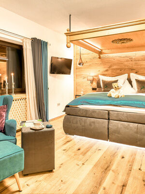 Schlafzimmer mit Himmelbett in der Ferienwohnung Enzian in Bodenmais
