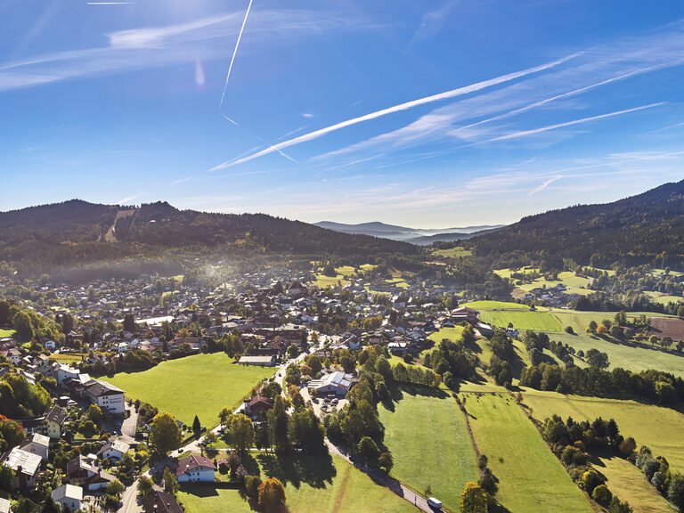 Panorama von Bodenmais mit Silberberg im Frühling