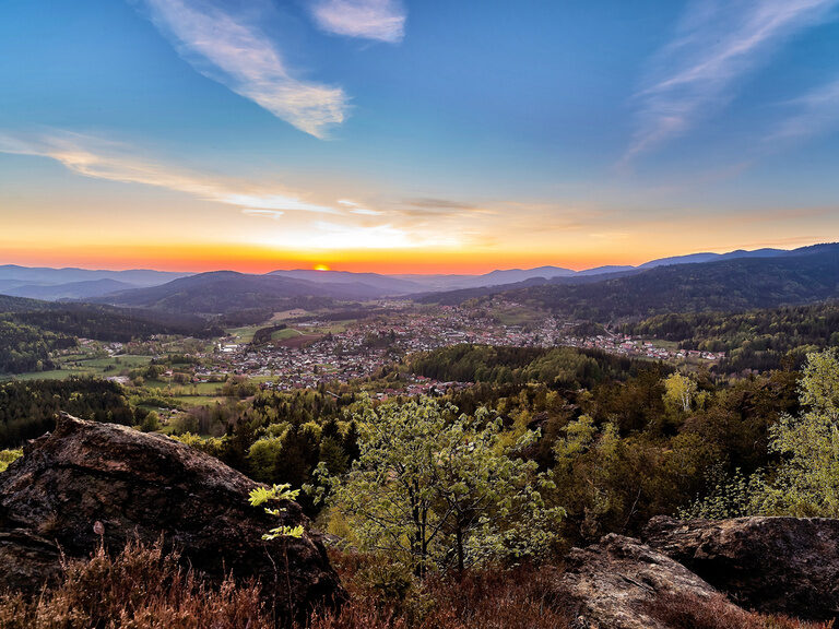 Panorama vom Sonnenuntergang auf dem Silberberg mit Blick auf Bodenmais