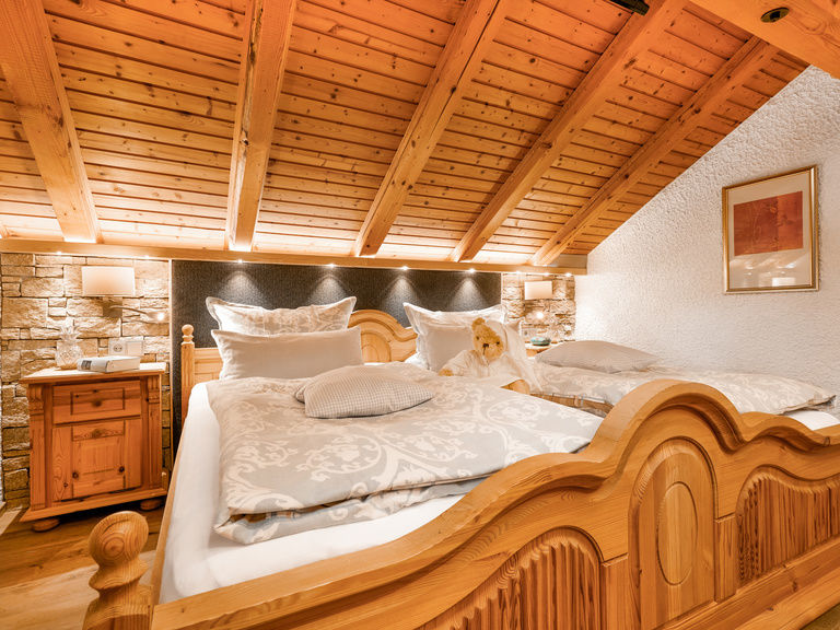 Schlafzimmer im Chalet-Stil der Ferienwohnung Arber in Bodenmais