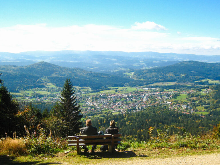 Panorama auf einer Aussichtsbank auf dem Hochzellberg auf Bodenmais und den Bayerischen Wald
