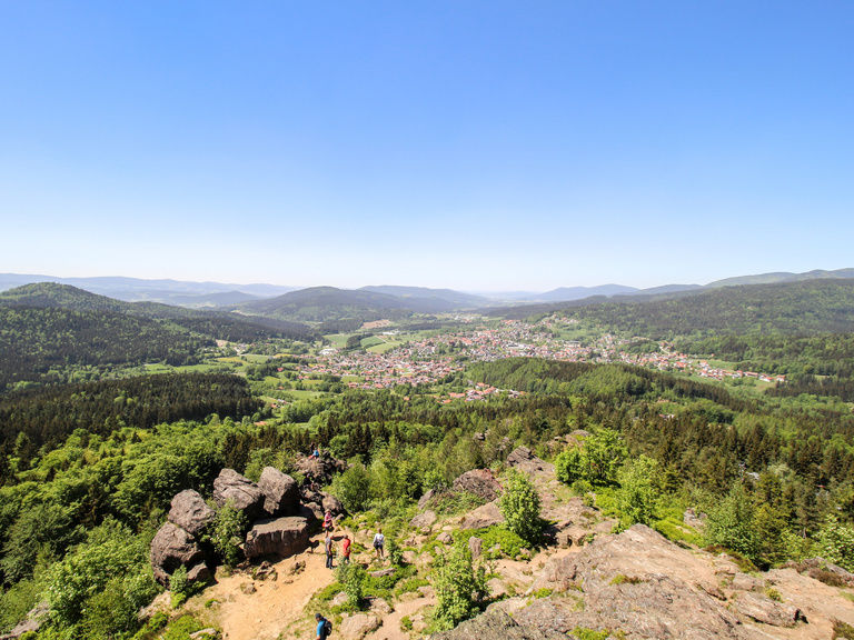 Panoramablick vom Silberberg auf Bodenmais und das Zellertal im Frühling