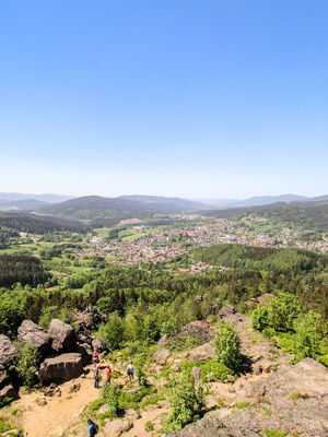 Panoramablick vom Silberberg auf Bodenmais und das Zellertal im Frühling