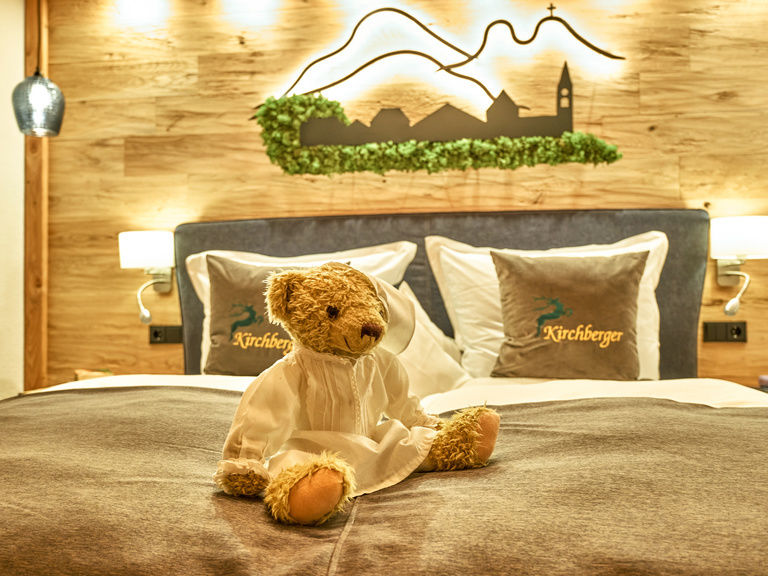 Modernes Schlafzimmer mit Boxspringbett in unserer Ferienwohnung Hochzell in Bodenmais