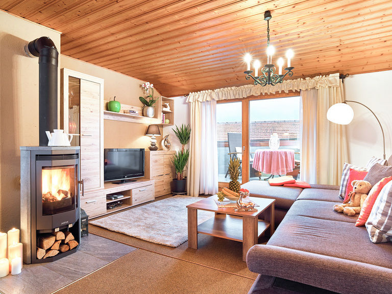 Gemütliches Wohnzimmer mit Kamin in der Ferienwohnung Kronberg in Bodenmais