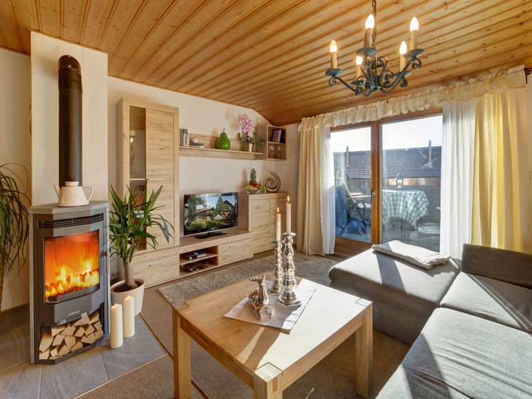 Modernes Wohnzimmer mit Kaminofen in der Ferienwohnung in Bodenmais