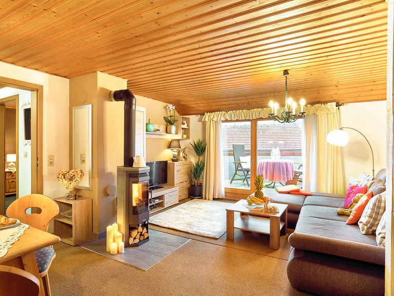 Wohnzimmer mit Kaminofen in der Ferienwohnung in Bodenmais