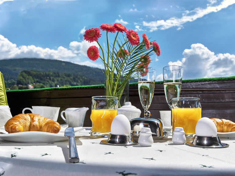 Frühstück mit Aussicht auf dem Balkon der Ferienwohnung Silberberg in Bodenmais