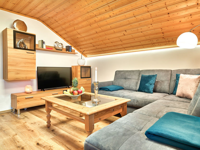 Modern und hochwertig eingerichtetes Wohnzimmer in der Ferienwohnung Silberberg in Bodenmais