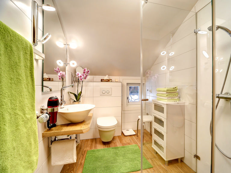 Modernes Badezimmer mit Dusche/WC in der Ferienwohnung Silberberg in Bodenmais