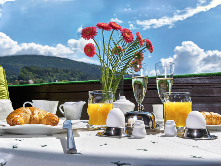 Frühstück mit Aussicht auf dem Balkon der Ferienwohnung Silberberg in Bodenmais