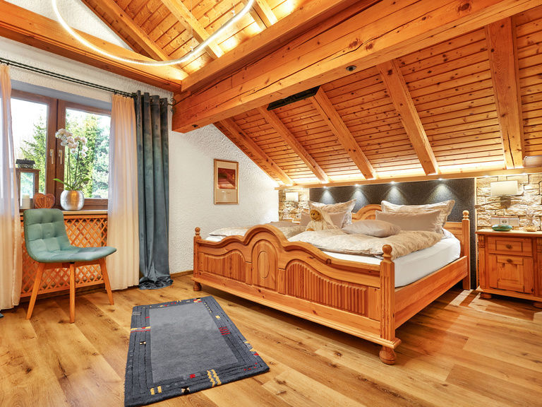 Gemütliches Schlafzimmer im Chalet-Stil in der Ferienwohnung Arber in Bodenmais